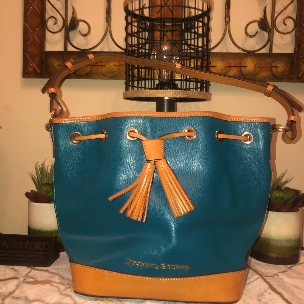 Hand bag, bucket style, draw string, turquoise, colorful inside, feet on bottom